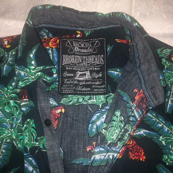 Broken Threads Hawaiian shirt. Parrots galore! Size Medium. - Picture 3 of 5